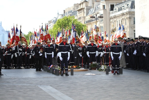 Les Sapeurs-Pompiers de la Somme entourant la flamme du Soldat inconnu